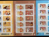 deux timbres représentant des personnages de dessins animés, posés sur une table