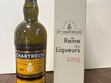 une bouteille de vin posée sur une table à côté d'une boîte de vin