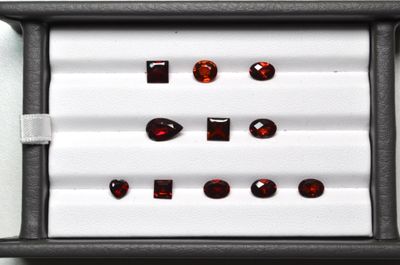 un gros plan sur une boîte contenant un assortiment de pierres de différentes couleurs