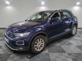 un SUV Volkswagen bleu garé dans un garage au sol carrelé