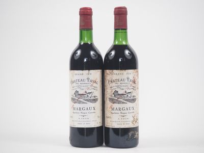 deux bouteilles de vin rouge posées l'une à côté de l'autre sur une surface blanche