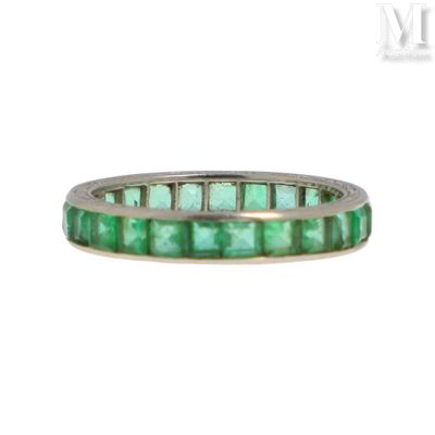 un gros plan d'une bague sertie d'émeraudes