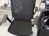 une chaise de bureau noire et une chaise noire posée par terre