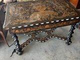 une table recouverte d'un plateau en cuir