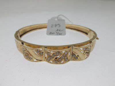 Gros plan sur un bracelet en or orné de diamants