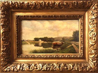 tableau représentant un bateau sur une rivière, dans un cadre doré