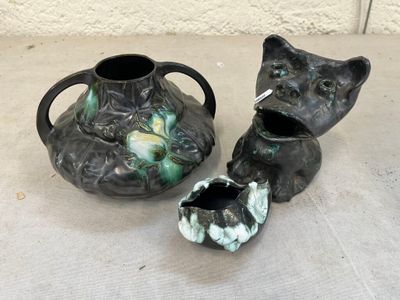 trois vases posés l'un à côté de l'autre sur une table