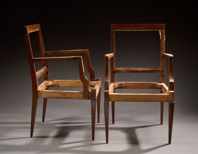 Paire de fauteuils en bois verni à dossier carré et accotoir…