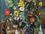 une peinture à l'huile représentant un vase de fleurs posé sur une table, à côté d'une figurine