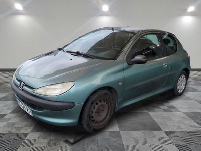la photo d'une voiture bleue garée dans un garage