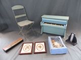un piano bleu, une chaise, un cadre photo et une photo d'un bébé dans une boîte