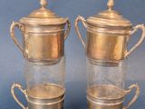 paire de théières anciennes en métal argenté avec couvercles en verre