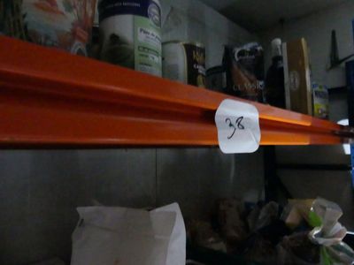 une photo d'une étagère sur laquelle est accrochée une pancarte