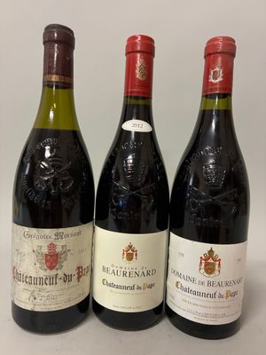 trois bouteilles de vin sont alignées sur une table