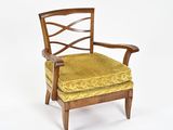 une image représentant une chaise en bois dont l'assise est recouverte d'un tissu jaune