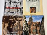 trois livres posés sur une table recouverte d'une nappe blanche
