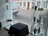 une vitrine en verre dans le coin d'une pièce