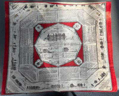 un coussin rouge et blanc orné d'une carte