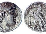 une pièce d'argent représentant une femme et un oiseau
