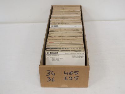 une boîte en carton remplie d'une multitude de vieux disques