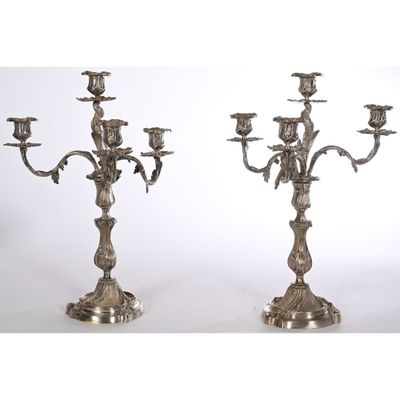 PAIRE DE CANDELABRES DANS LE GOUT LOUIS XV en bronze argenté… - Photo 1