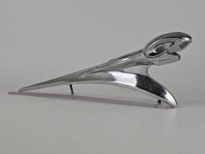 un objet métallique ayant la forme d'une paire de ciseaux