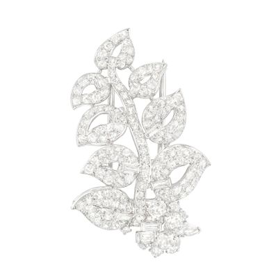 un gros plan d'une broche en forme de fleur en diamant sur fond blanc