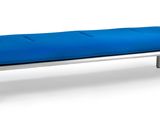 le banc est blanc et bleu, avec un coussin bleu dessus