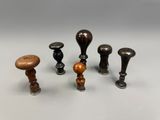 Quatre types de boutons différents sont présentés sur une surface blanche