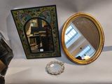 une table sur laquelle se trouvent un miroir et un bougeoir