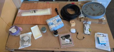 une table en bois sur laquelle se trouvent une horloge et divers objets