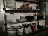 beaucoup d'assiettes et de bols sur les étagères de la cuisine