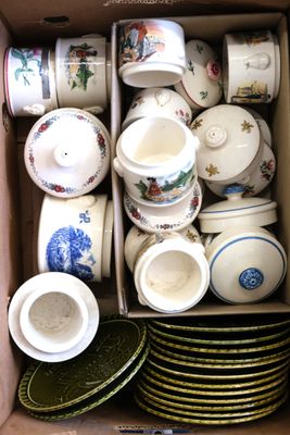 une boîte en carton remplie de toutes sortes de tasses et de soucoupes