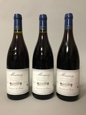trois bouteilles de vin sont alignées sur une table