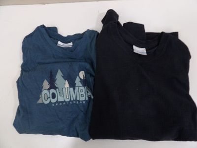 deux t-shirts posés sur une table