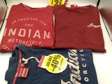 Trois t-shirts pour homme sont exposés dans une boîte