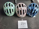 trois casques portant des numéros, posés sur une table