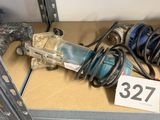 beaucoup d'outils sur une étagère dans un magasin