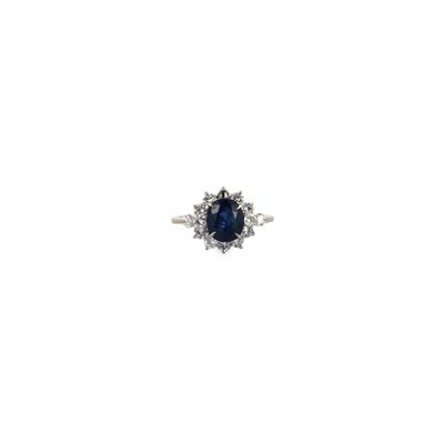 gros plan d'une bague en diamant et saphir sur fond blanc