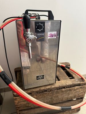 une machine posée sur une caisse en bois