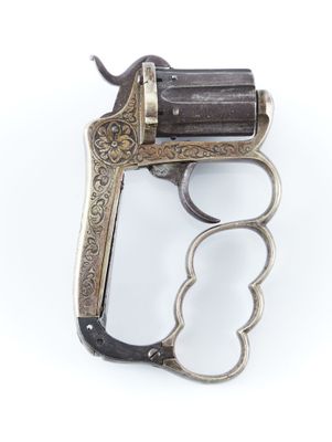 un gros plan d'un revolver sur fond blanc, avec un fond blanc