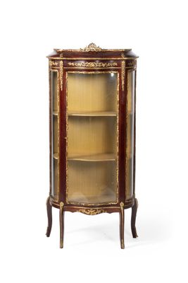une vitrine ancienne avec une porte vitrée et des moulures dorées