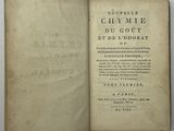 un livre ouvert, dont le titre est visible, posé sur une table