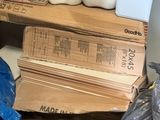 une pile de cartons et de bouteilles de produits chimiques posée sur une table