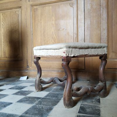un banc posé sur un sol en damier