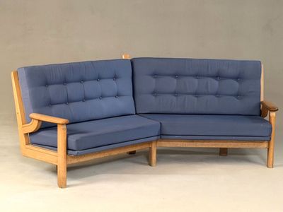 une photo d'un canapé bleu avec une structure en bois