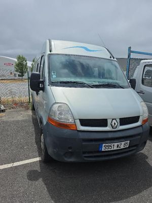 une camionnette grise garée sur un parking à côté d'une camionnette blanche