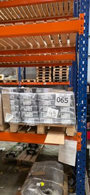 de nombreuses palettes de cartons sur les rayonnages de l'entrepôt