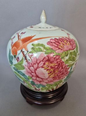 un vase sur lequel sont peints un oiseau et des fleurs