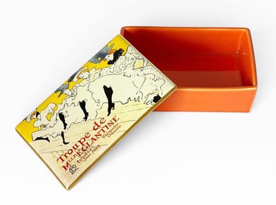 une petite boîte orange contenant un livre